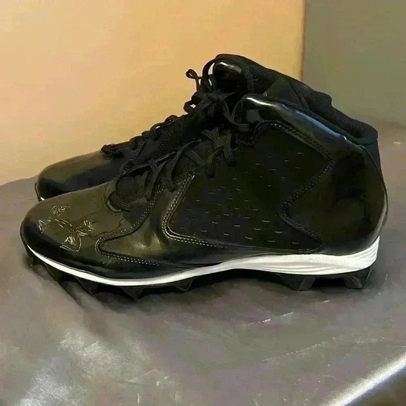 Men’s Umbro  Cleats - Picture 2 of 10